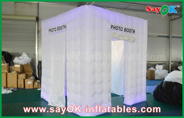 สตูดิโอถ่ายภาพทำให้พองได้ 3 ประตูเต็นท์ Photobooth Cube แบบพกพาสีขาวขนาด 2.5 ม