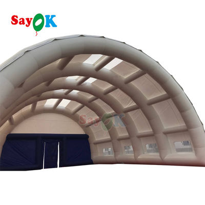 ซายอ็อก เท็นท์สปอร์ตโดมแบบอัดอัดในกลางเท็นท์เทนนิส