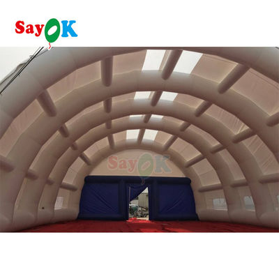 ซายอ็อก เท็นท์สปอร์ตโดมแบบอัดอัดในกลางเท็นท์เทนนิส