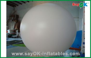 ลูกโป่งยักษ์ที่มีลูกโป่งยักษ์สีขาวพองบอลลูนสีขาว