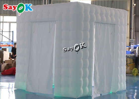 บูธกิจกรรมแสดง 2.5m 8.25ft สีขาวแบบพกพา 3 ประตู Cube Photo Booth เต็นท์พองด้วยไฟ LED