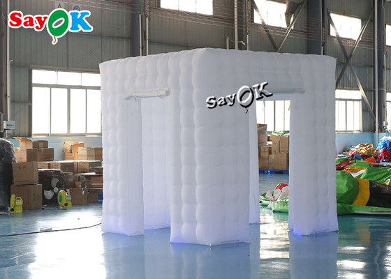 บูธกิจกรรมแสดง 2.5m 8.25ft สีขาวแบบพกพา 3 ประตู Cube Photo Booth เต็นท์พองด้วยไฟ LED