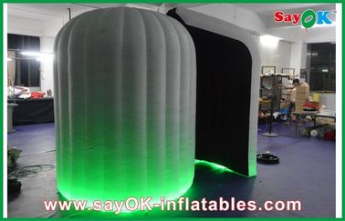 Photo Booth Props งานแต่งงาน Round Inflatable Mobile Photobooth ภายในสีดำพร้อมไฟ LED 16 สี