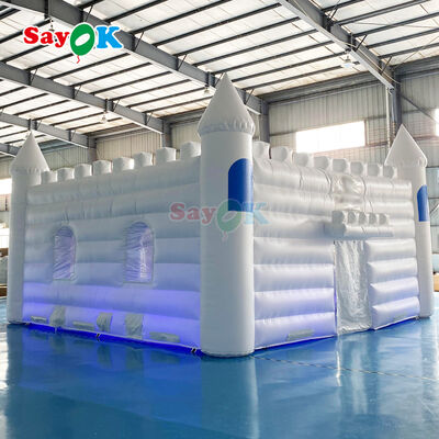 เต็นท์ปราสาทเป่าลมกันไฟกันน้ำกัน UV สีขาวสั่งทำพิเศษสำหรับงานแต่งงานและปาร์ตี้นอกสถานที่