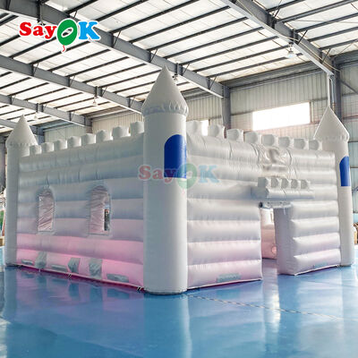 เต็นท์ปราสาทเป่าลมกันไฟกันน้ำกัน UV สีขาวสั่งทำพิเศษสำหรับงานแต่งงานและปาร์ตี้นอกสถานที่