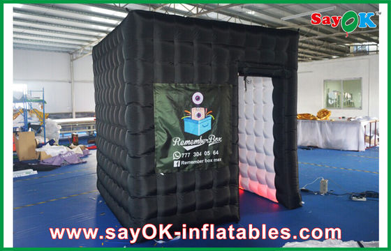 บูธภาพถ่าย DIY สีดำด้านนอกสีขาวภายในบูธภาพถ่ายลูกบาศก์เป่าลมพร้อมพิมพ์โลโก้