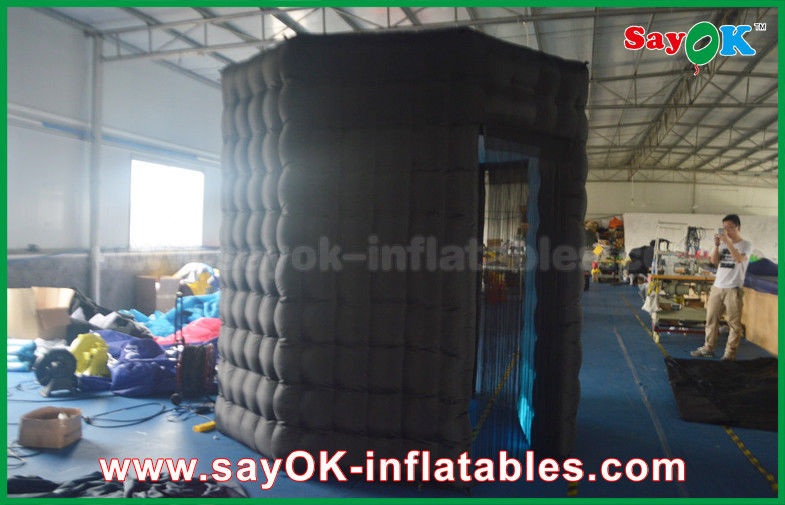 Photo Booth Props งานแต่งงาน Inflatable Blakc รูปแปดเหลี่ยม Photo Booth ภายในสีขาวพร้อมผ้า Oxford ไฟ LED