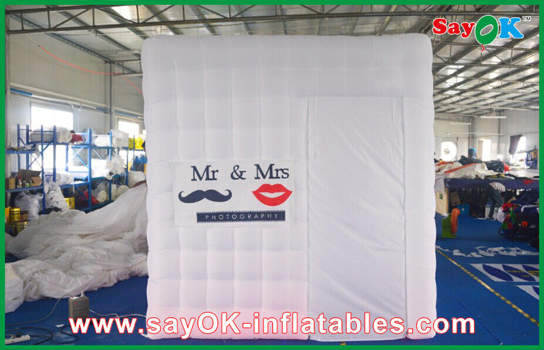 บูธถ่ายภาพงานแต่งงานให้เช่า 2.5 X 2.5 X 2.5 ม. โฟโต้บูธทรงลูกบาศก์เป่าลมพร้อมโลโก้ที่กำหนดเอง