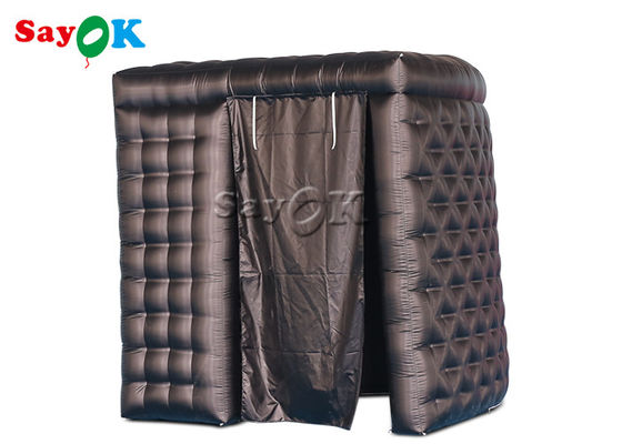 เต็นท์ปาร์ตี้เป่าลม 2.4mH 7.87FT สีดำบูธภาพถ่ายโค้งพองประตูคู่พร้อมม่าน